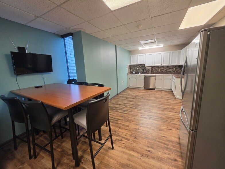 More Photos Of 6610 N Shadeland Ave, Indianapolis Office For Sale