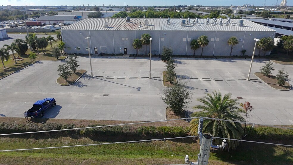 More Photos Of 3307 Hanson St, Fort Myers Warehouse For Lease