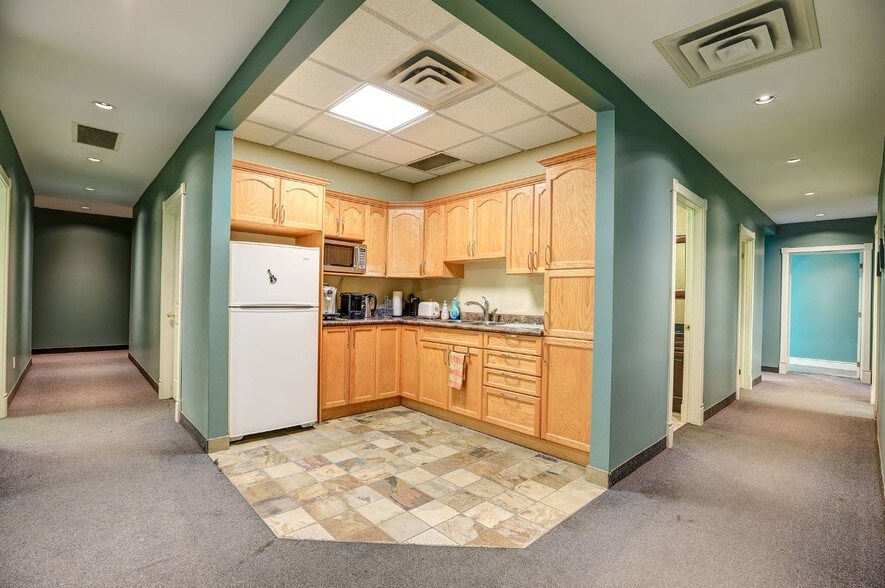 More Photos Of 1220 Matheson Blvd E, Mississauga Warehouse For Sale