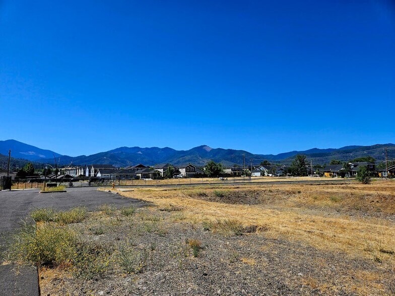 More Photos Of 240 Suncrest Rd, Talent Land For Sale