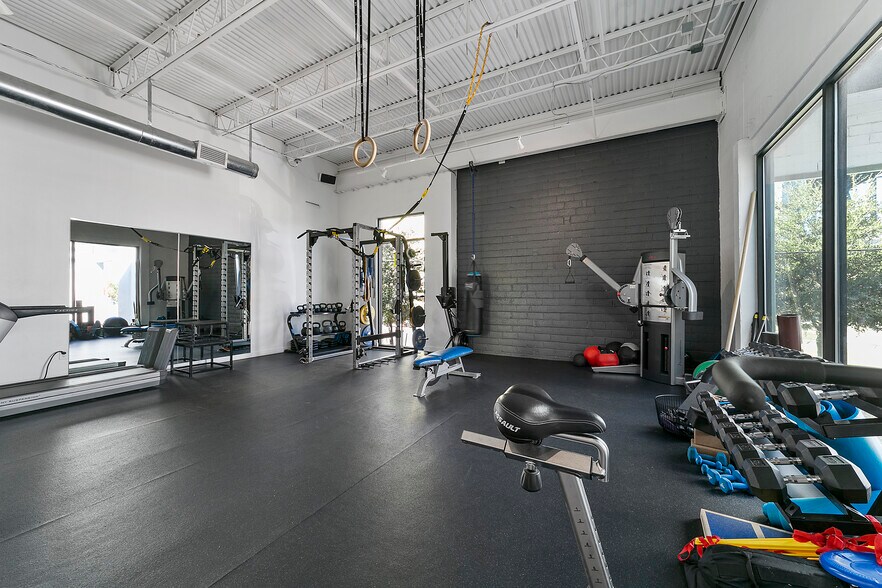 More Photos Of 136 Glass St, Dallas Storefront For Lease