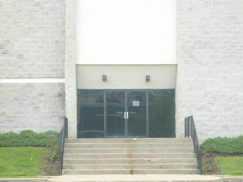 More Photos Of 3 S Corporate Dr, Riverdale Warehouse For Lease