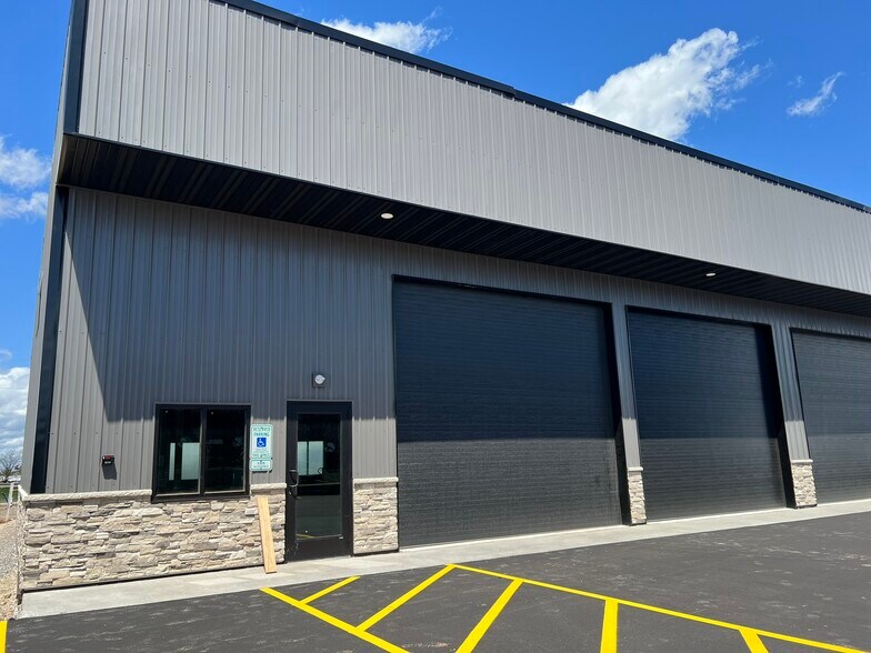More Photos Of 5700 W Clairemont Dr, Appleton Flex For Lease