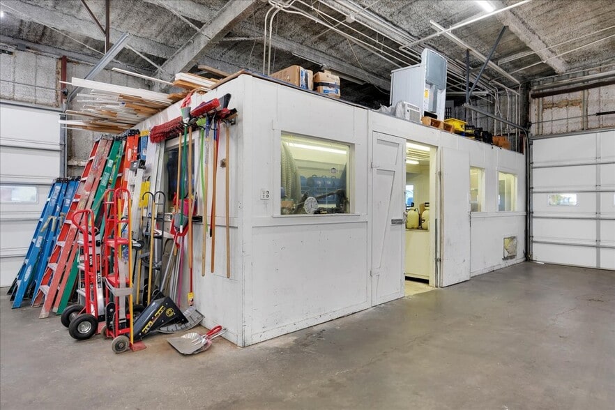 More Photos Of 1518 Petunia Ave, Louisville Warehouse For Sale