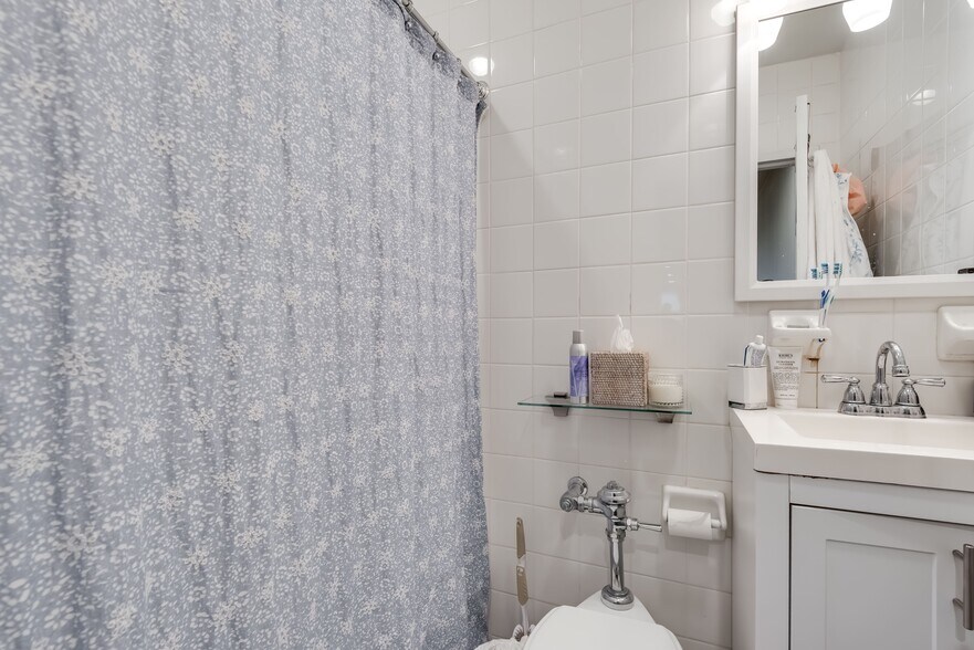 More Photos Of 129 E 47th St, New York Apartments For Sale