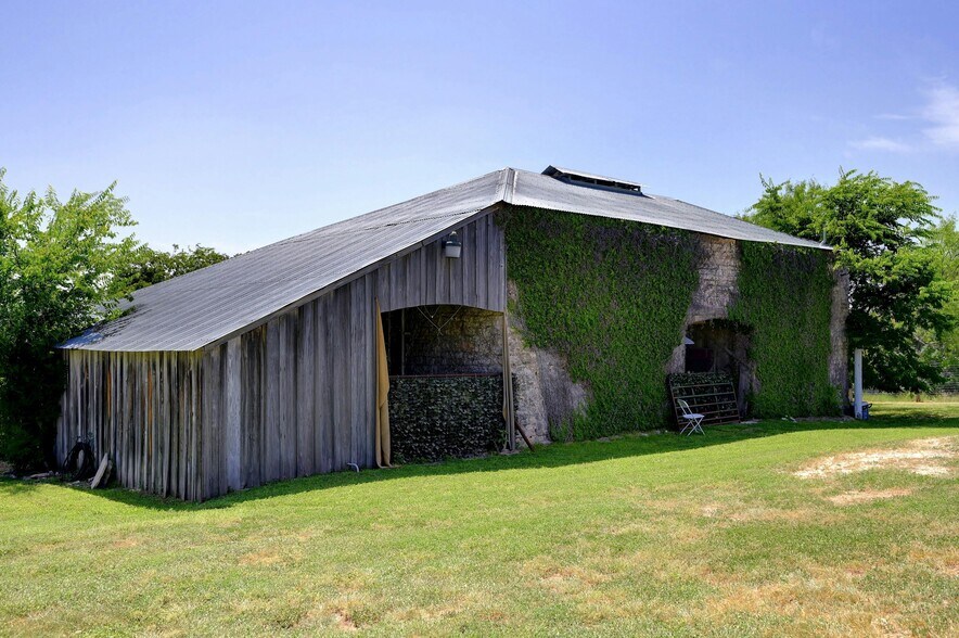 More Photos Of 23351 Ranch to Market 150 rd, Driftwood Specialty For Sale