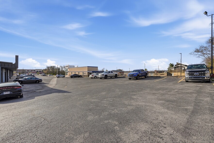 More Photos Of 3416-3422 N College Ave, Fayetteville Unknown For Lease