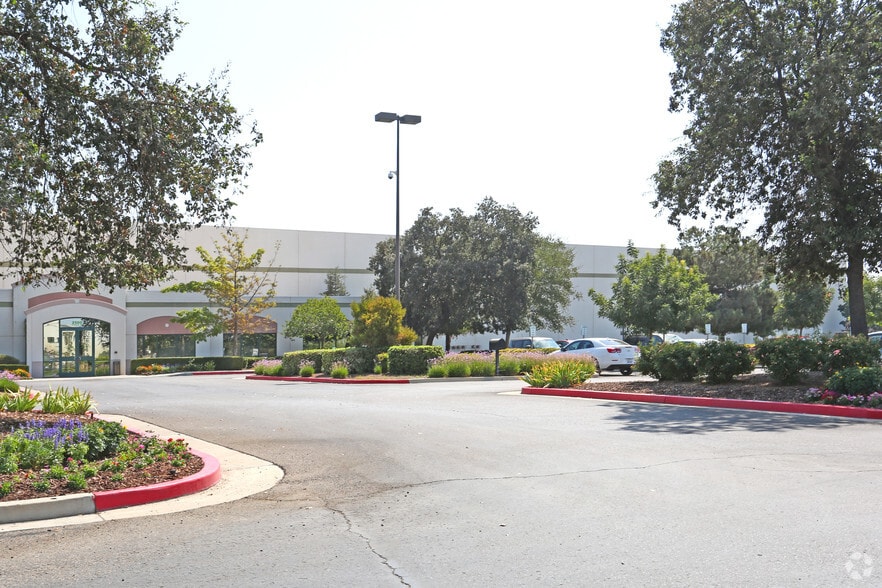 More Photos Of 2500 N Plaza Dr, Visalia Distribution For Lease