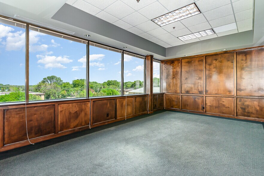 More Photos Of 941 Hillwind Rd NE, Minneapolis Medical For Lease