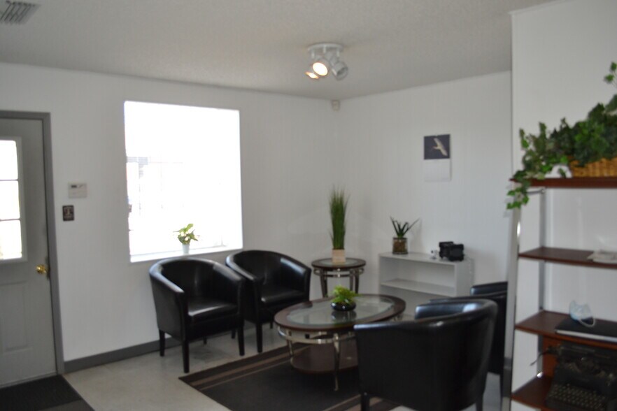 More Photos Of 205 W Ryan St, Laredo Light Distribution For Sale