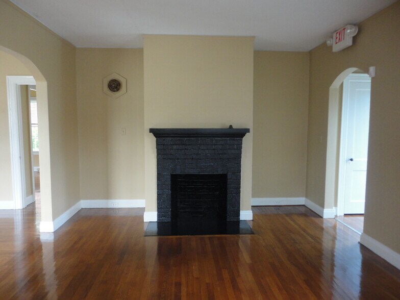 More Photos Of 1106 Eager Dr, Albany Office For Lease