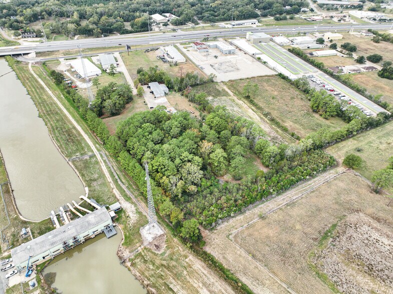 More Photos Of 7415 Eastex Freeway Plaza, Beaumont Industrial For Sale