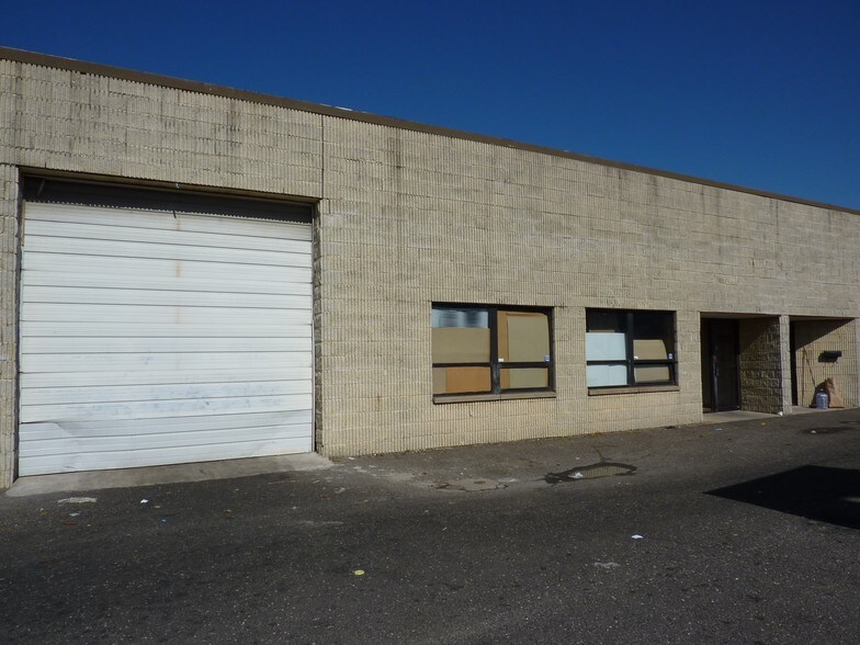 More Photos Of 2071-2079 9th Ave, Ronkonkoma Manufacturing For Lease