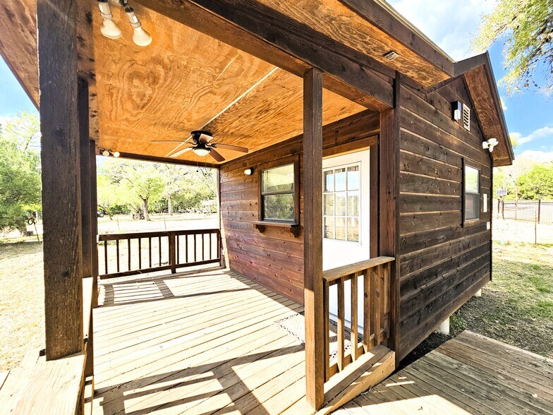 More Photos Of 9926 FM 1283, Lakehills Flex For Lease