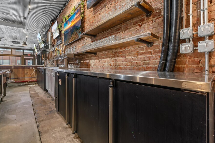 More Photos Of 451 S Thompson Ave, Excelsior Springs Bar For Sale