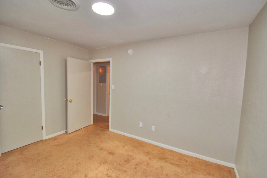 More Photos Of 402 S Tyler St, Beeville Apartments For Sale