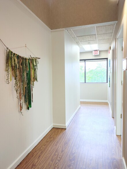 More Photos Of 9000 Cypress Green Dr, Jacksonville Office For Lease