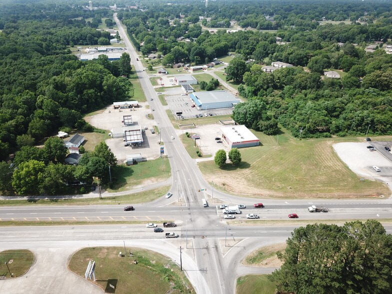 More Photos Of 1401 Woodmont Dr, Tuscumbia Freestanding For Lease