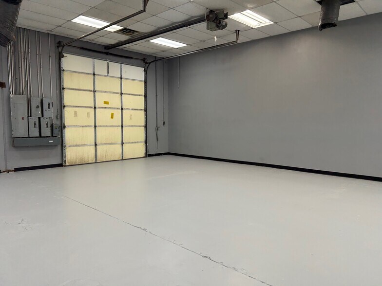More Photos Of 2429-2458 Walnut Ridge St, Dallas Light Manufacturing For Lease