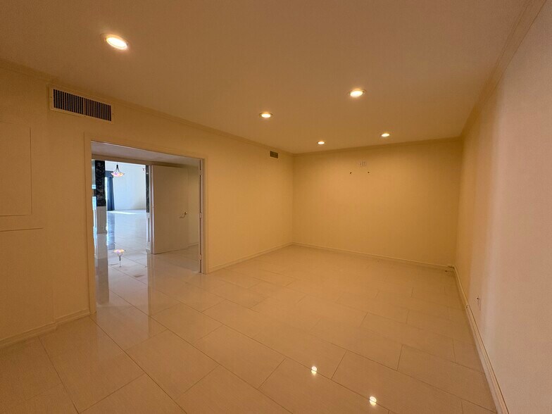 More Photos Of 5750 Swift Rd, Sarasota Freestanding For Lease