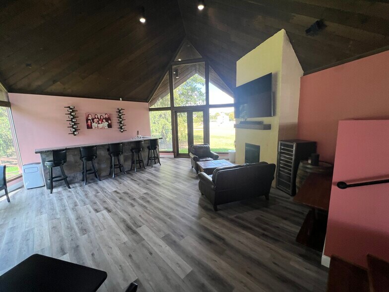 More Photos Of 10804 Wilkshire Blvd, Bolivar Office For Sale