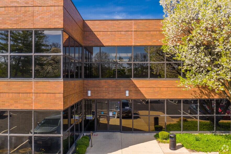 More Photos Of 1585 Woodlake Dr, Town And Country Medical For Lease