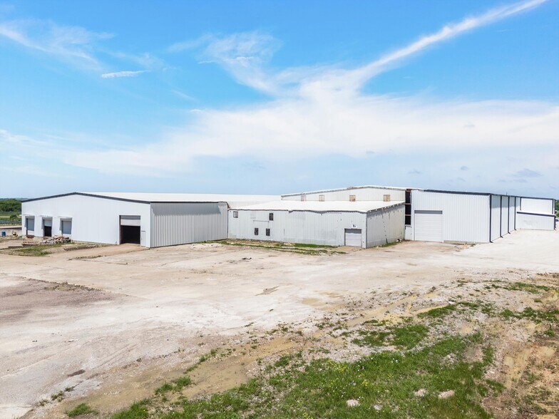 More Photos Of 1450 N US-77, Hillsboro Manufacturing For Lease