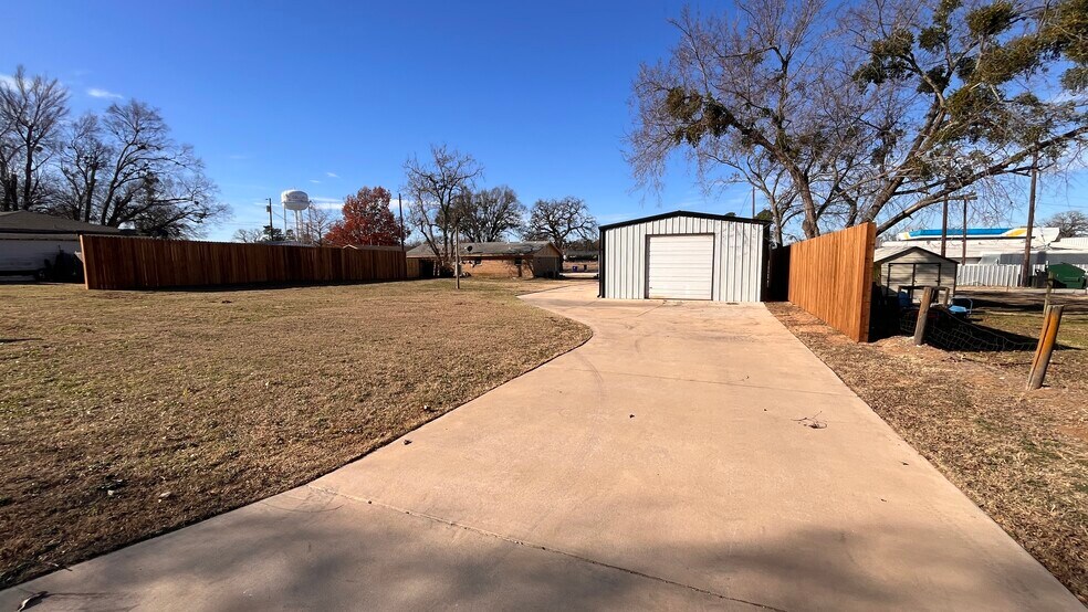 More Photos Of 302 N Main St, Collinsville Light Manufacturing For Lease