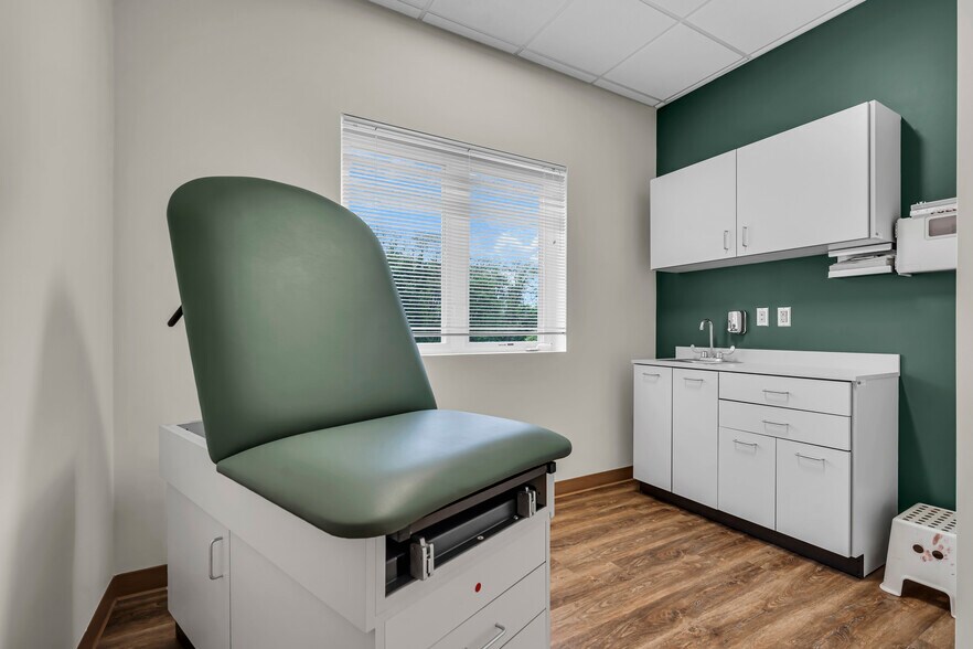 More Photos Of 500 Park Ave, Manalapan Township Medical For Lease