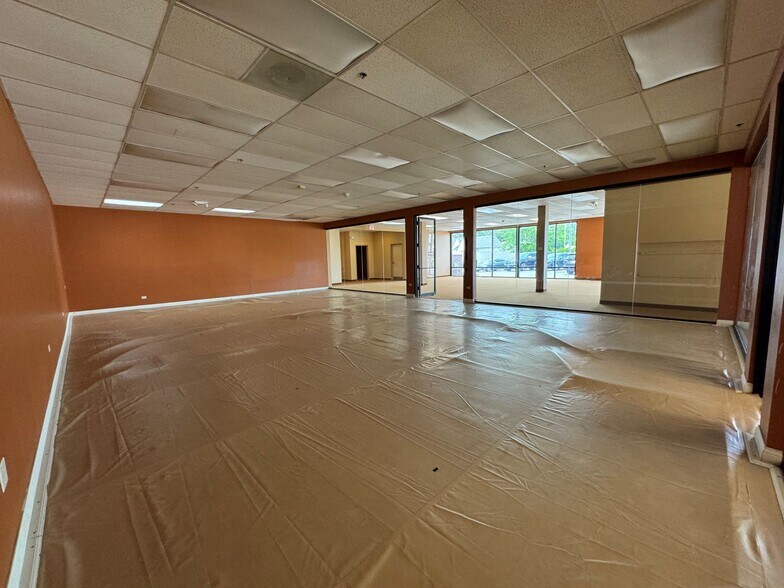 More Photos Of 827 N Washington St, Naperville Freestanding For Lease