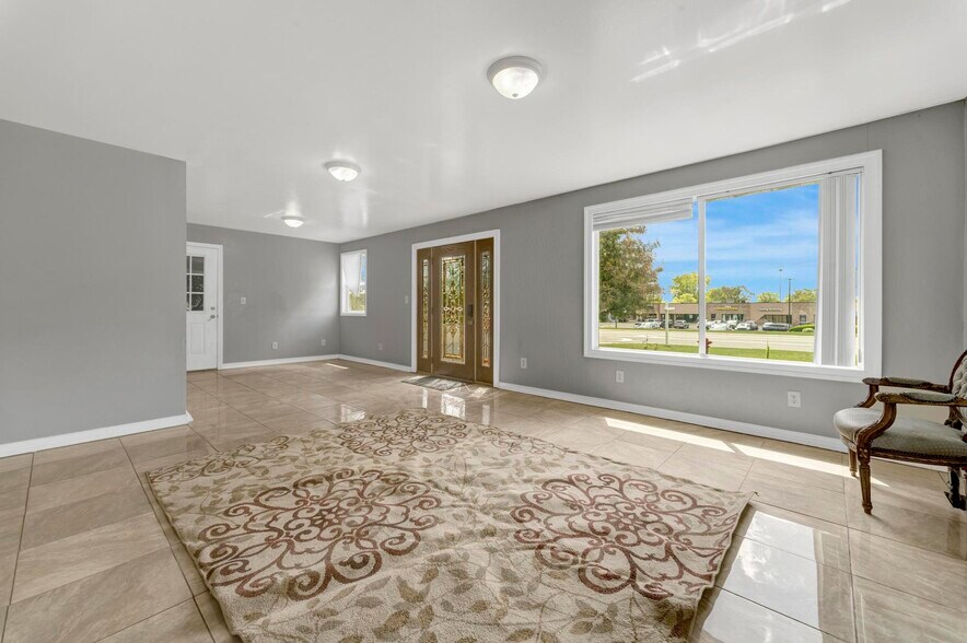 More Photos Of 7969 Richardson Rd, West Bloomfield Office Residential For Sale