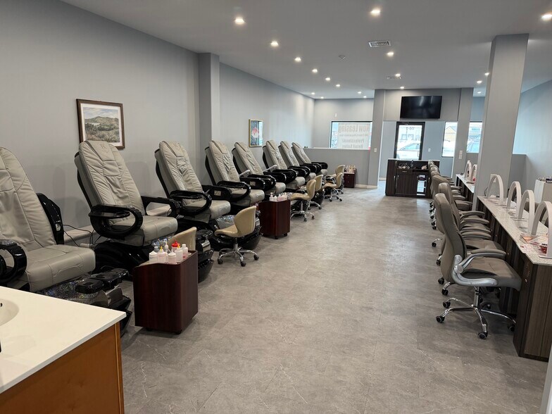 More Photos Of 150-158 Sullivan Ave, South Windsor Storefront Retail Office For Lease