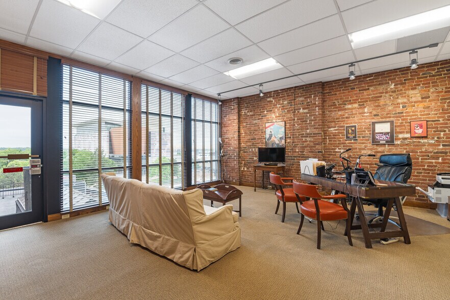More Photos Of 623 W Main St, Louisville Office For Sale