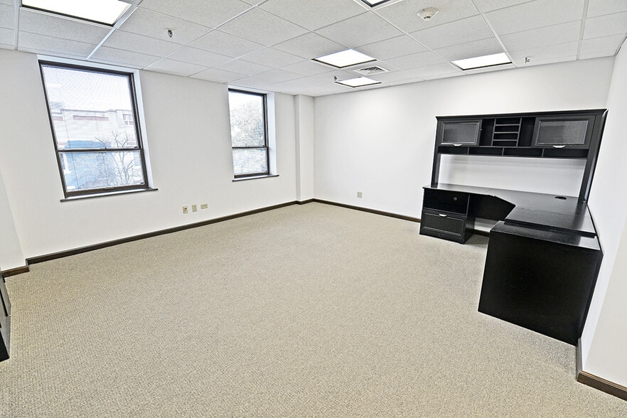More Photos Of 205 N College Ave, Bloomington Office For Lease