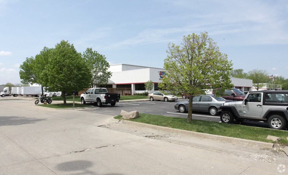 More Photos Of 4598-4602 Delaware Ave, Ankeny Light Distribution For Lease