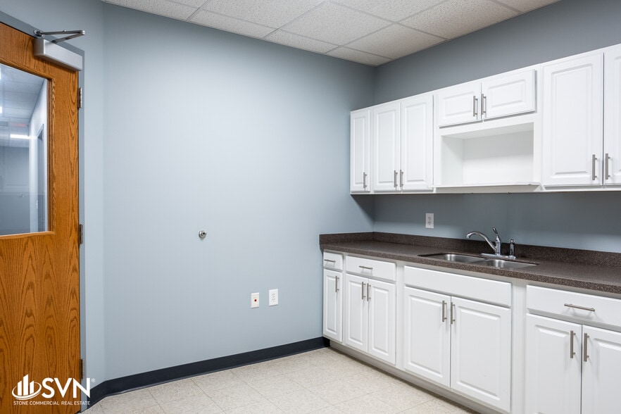More Photos Of 1031 Lexington Rd, Georgetown Freestanding For Lease