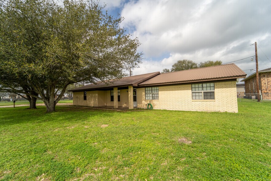 514 Dugger St, Edna, TX 77957 Religious Facility For Sale