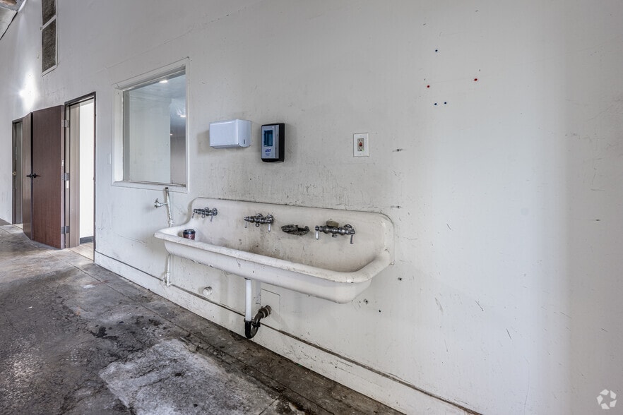 More Photos Of 10338 Rush St, South El Monte Warehouse For Lease