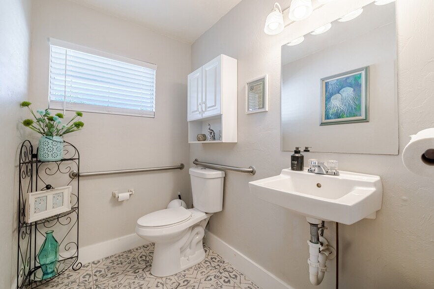 More Photos Of 164 Pondella Rd, North Fort Myers Office For Sale