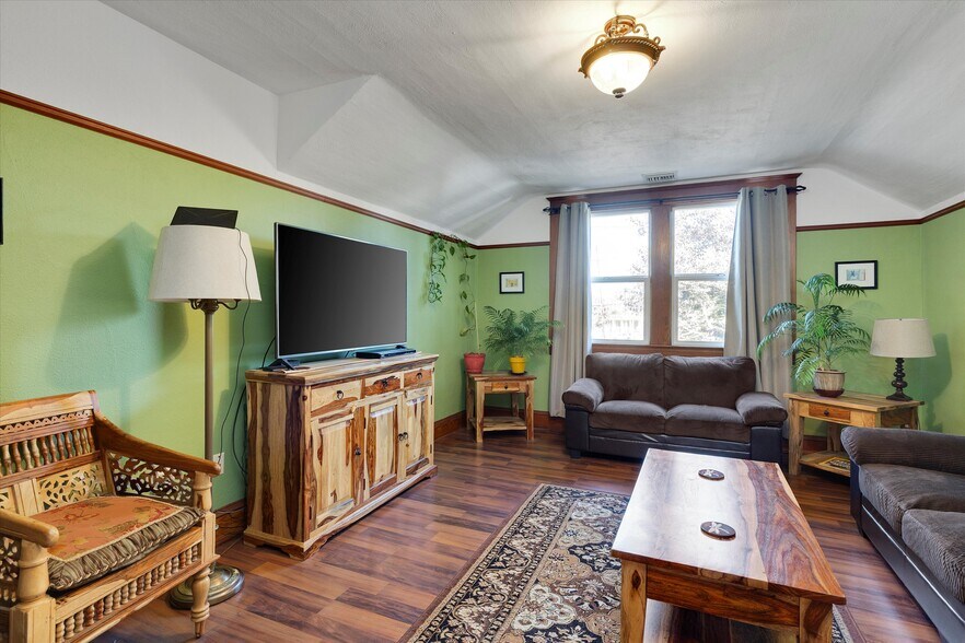 More Photos Of 835 N Main Ave, Gresham Restaurant For Sale