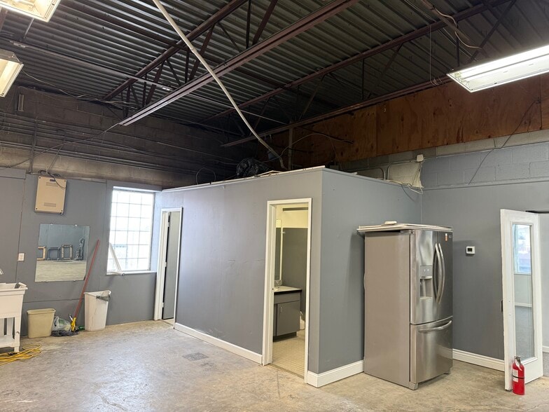 More Photos Of 6040-6058 Executive Blvd, Huber Heights Light Distribution For Lease