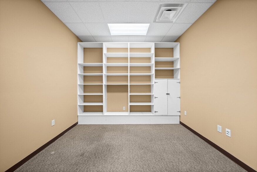 More Photos Of 2231 Stokes Rd, Clarksville Storefront Retail Office For Lease