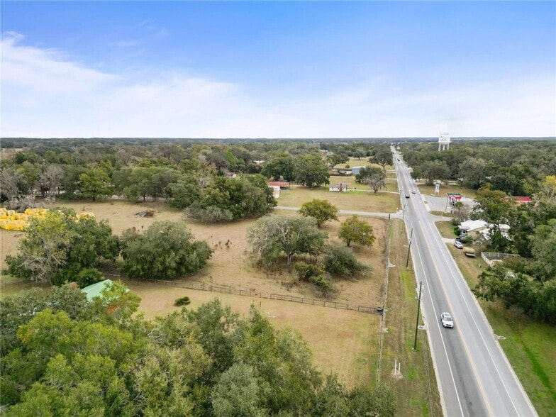 More Photos Of 274 W Kings Hwy, Center Hill Flex For Sale