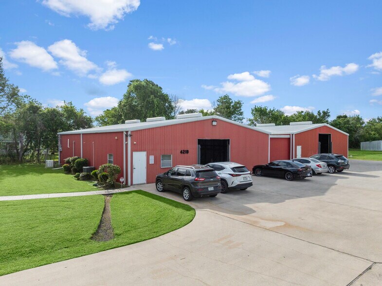 More Photos Of 421 Jones Rd, Highlands Warehouse For Lease