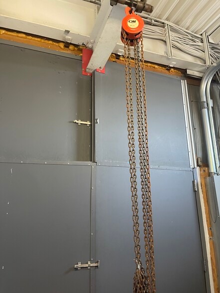 More Photos Of 100 Commerce Dr, Freehold Manufacturing For Lease