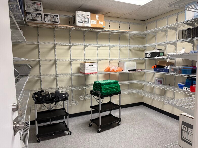 More Photos Of 16430-16438 Vanowen St, Van Nuys Medical For Lease