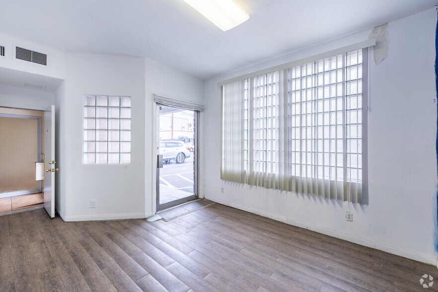 More Photos Of 7540-7544 Balboa Blvd, Van Nuys Unknown For Lease