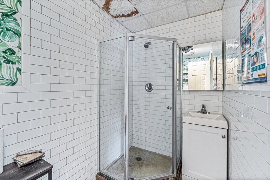 More Photos Of 75 Windsor Ave, Mineola Warehouse For Sale