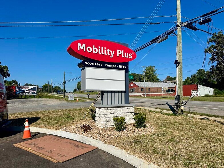 More Photos Of 2705 W Market St, Johnson City General Retail For Lease