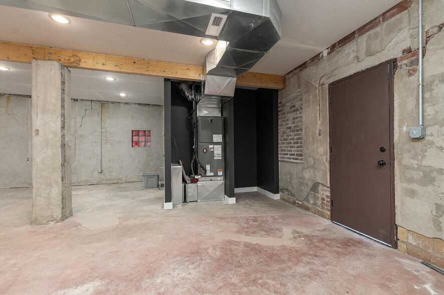 More Photos Of 1302 E Blaine St, Springfield Flex For Lease